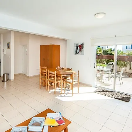 Stefanie Вилла *